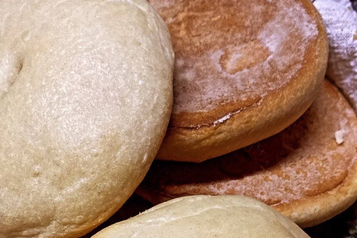 Pancitos amasados dorados sobre una lata de horno